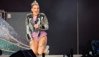 Pink fica incrédula após fã jogar cinzas da sua mãe no palco durante show