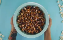 Pipoca caramelizada crocante com mel e açúcar mascavo: aprenda a receita fácil