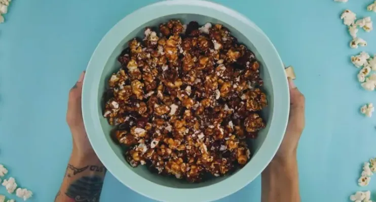 Pipoca caramelizada crocante com mel e açúcar mascavo: aprenda a receita fácil