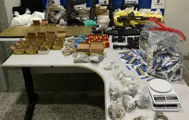 PM apreende armas pesadas, mais de 8 mil munições e 41 quilos de drogas