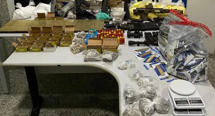 PM apreende armas pesadas, mais de 8 mil munições e 41 quilos de drogas