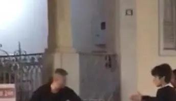 PM apura conduta de militar flagrado agredindo a esposa em rua de Mariana