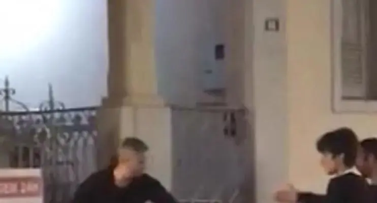 PM apura conduta de militar flagrado agredindo a esposa em rua de Mariana