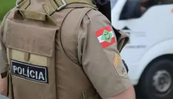 Mulher se apresenta como avó, busca criança errada em escola e mobiliza polícia de 3 cidades