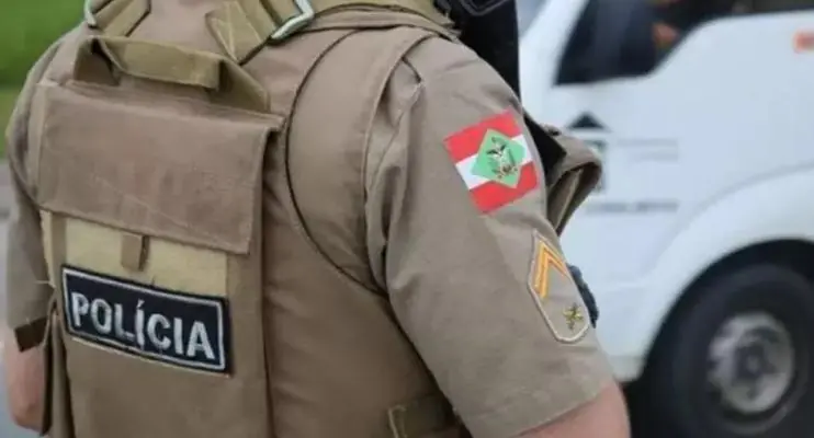 Mulher se apresenta como avó, busca criança errada em escola e mobiliza polícia de 3 cidades