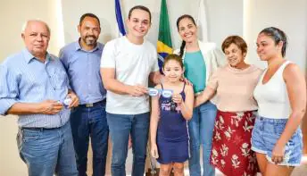 PMV entrega óculos para estudantes da rede municipal de ensino