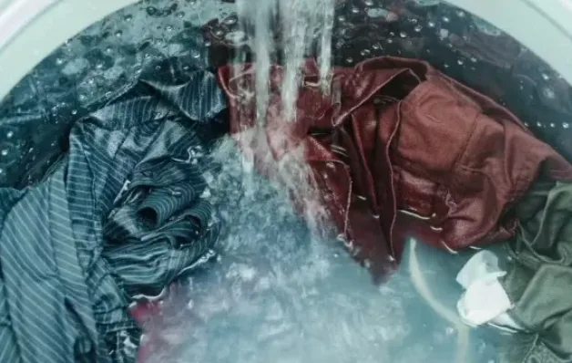 Pode usar vinagre para lavar roupa na máquina? Entenda de uma vez