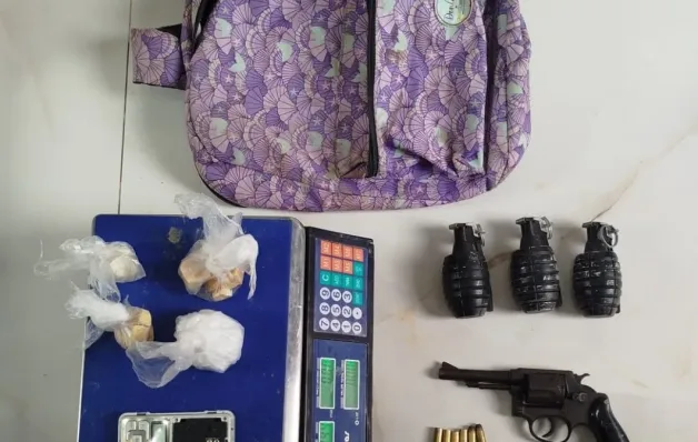 Polícia Militar da Bahia Apreende Drogas e Objetos em Operação no Extremo Sul