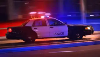 Polícia para carro por dirigir com luzes apagadas, o veículo também não possuía motorista
