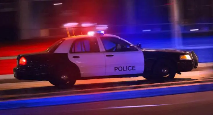 Polícia para carro por dirigir com luzes apagadas, o veículo também não possuía motorista