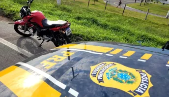 Polícia Rodoviária Ferderais prendem suspeito e recuperam moto clonada