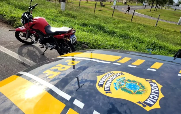 Polícia Rodoviária Ferderais prendem suspeito e recuperam moto clonada