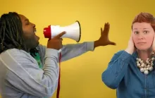 Por que algumas pessoas falam muito alto? Psicologia explica