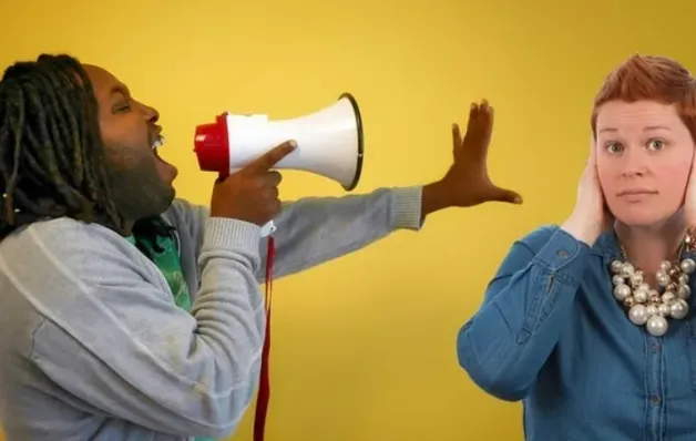 Por que algumas pessoas falam muito alto? Psicologia explica