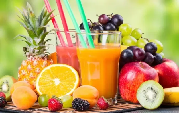 Por que comer fruta é melhor do que tomar suco? Entenda