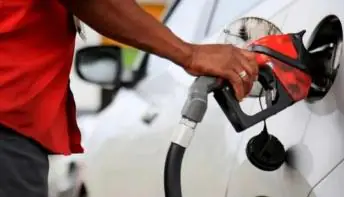 Por que gasolina voltou a subir apesar dos atrasos da Petrobras em reajustar preços