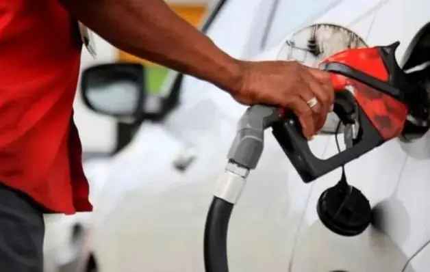 Por que gasolina voltou a subir apesar dos atrasos da Petrobras em reajustar preços