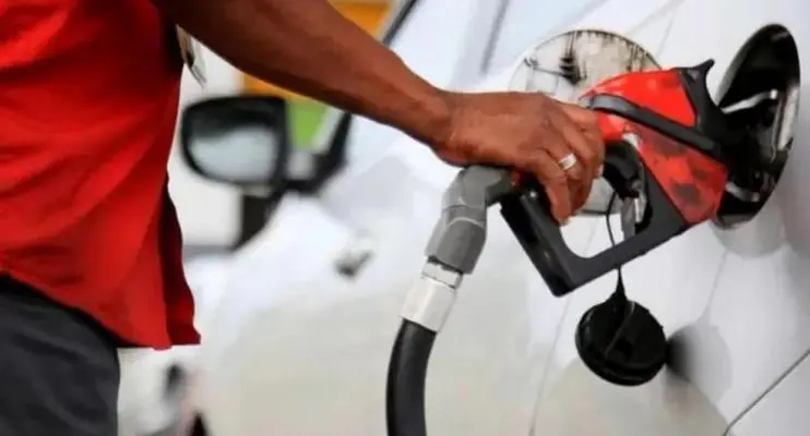 Por que gasolina voltou a subir apesar dos atrasos da Petrobras em reajustar preços
