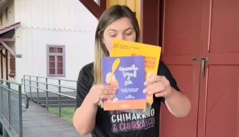 Prefeita de SC joga livros no lixo e cita 'valores da família'
