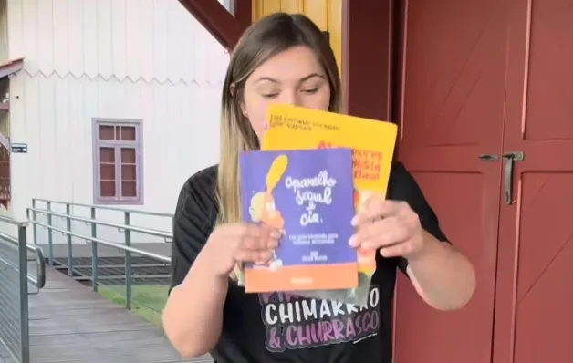 Prefeita de SC joga livros no lixo e cita 'valores da família'