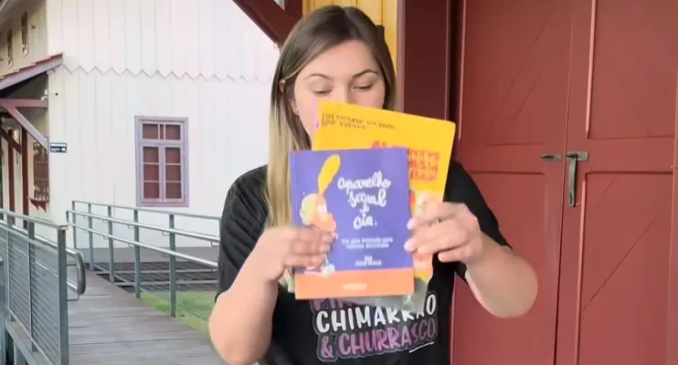 Prefeita de SC joga livros no lixo e cita 'valores da família'