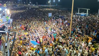 Bel Marques em Conceição da Barra; prefeito Mateusinho do Povão garantiu um publico familiar para o cantor 