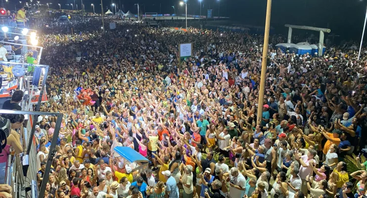 Bel Marques em Conceição da Barra; prefeito Mateusinho do Povão garantiu um publico familiar para o cantor 