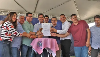 Prefeito de Jaguaré e governador em exercício inauguram obra de calçamento em Fátima