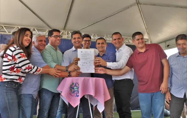 Prefeito de Jaguaré e governador em exercício inauguram obra de calçamento em Fátima