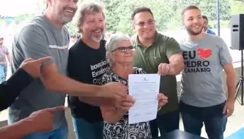 Prefeito de Pedro Canário faz entrega de títulos definitivos
