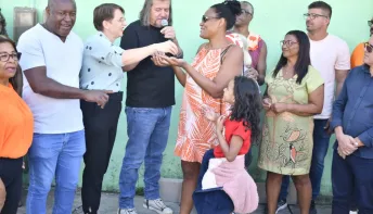 Prefeito de São Mateus Daniel Santana retoma programa habitacional e entrega mais três casas no bairro vitória
