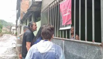 Prefeito de São Mateus Daniel Santana vai pessoalmente à avenida Cricaré na tentativa de convencer moradores a deixarem a área de risco. 