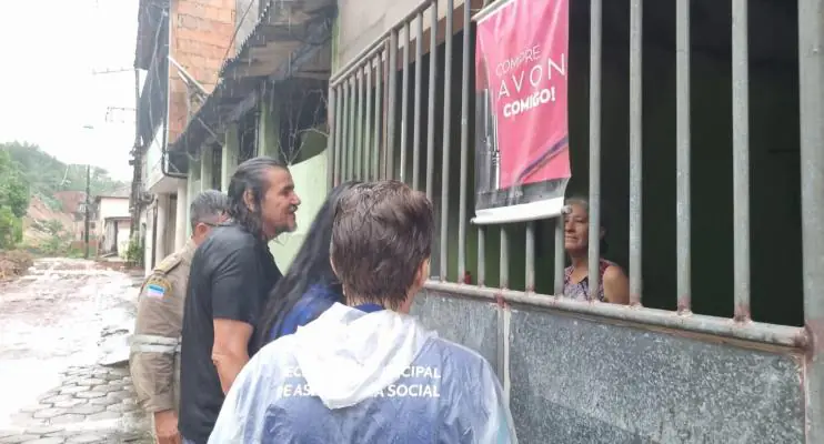 Prefeito de São Mateus Daniel Santana vai pessoalmente à avenida Cricaré na tentativa de convencer moradores a deixarem a área de risco. 
