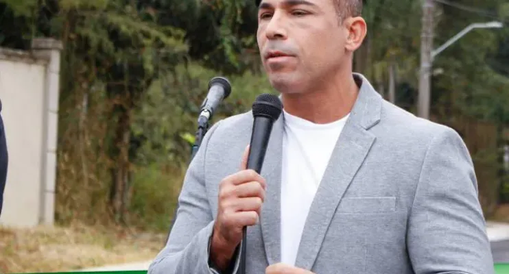 Prefeito defende que as “meninas” da cidade sejam “castradas” para controle da população local.