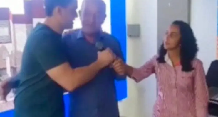 Prefeito e vice-prefeita de Vitória disputam microfone