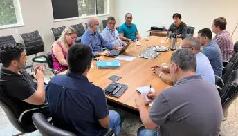 Prefeito se reúne com representantes da Cesan, para discutir saneamento básico, em Guarapari