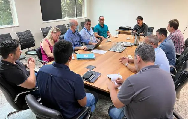 Prefeito se reúne com representantes da Cesan, para discutir saneamento básico, em Guarapari