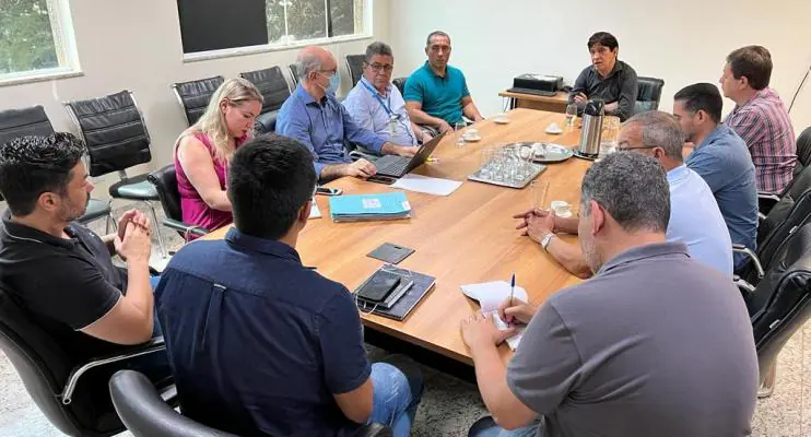 Prefeito se reúne com representantes da Cesan, para discutir saneamento básico, em Guarapari