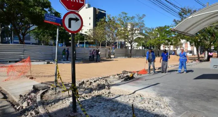 Prefeito visita obras de reforma da praça Sagrada Família, em Jardim Camburi