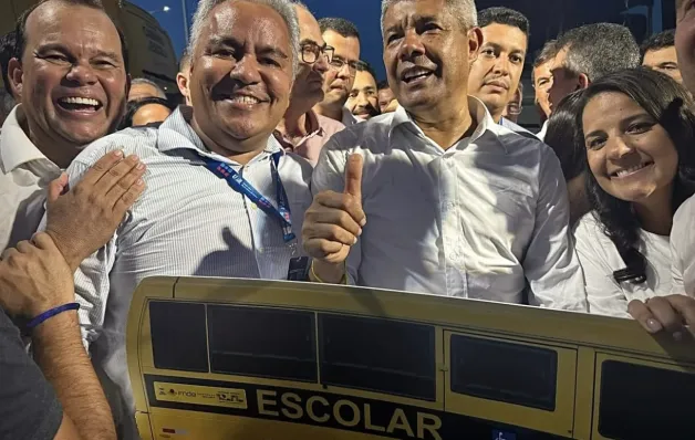 Prefeito Zico de Baiato garante novo ônibus para a educação de Alcobaça