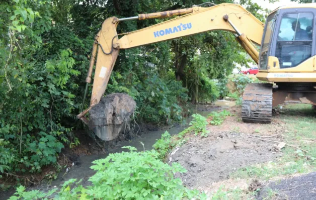 Prefeitura de Cariacica realiza limpeza de canais para prevenir alagamentos