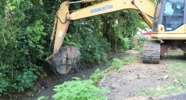 Prefeitura de Cariacica realiza limpeza de canais para prevenir alagamentos