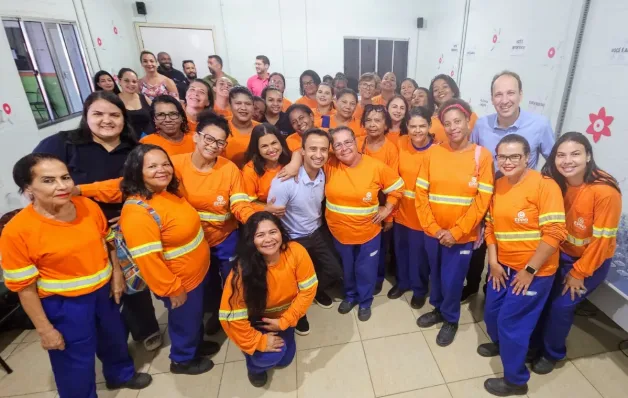 Prefeitura de Linhares homenageia mulheres da limpeza pública no Dia da Mulher