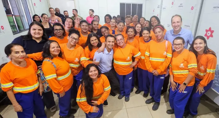 Prefeitura de Linhares homenageia mulheres da limpeza pública no Dia da Mulher