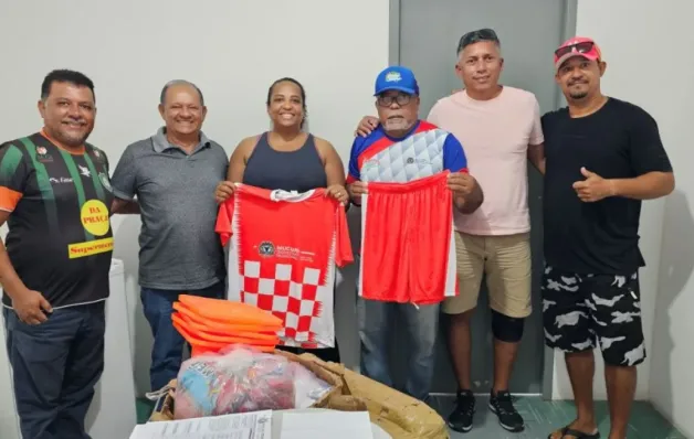 Prefeitura de Mucuri fortalece esporte local com entrega de materiais para escolinhas de futebol