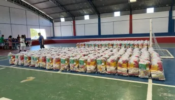 Prefeitura de Nova Viçosa entrega segundo lote de cestas do Auxílio Defeso a pescadores e marisqueiras