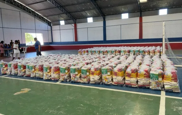 Prefeitura de Nova Viçosa entrega segundo lote de cestas do Auxílio Defeso a pescadores e marisqueiras
