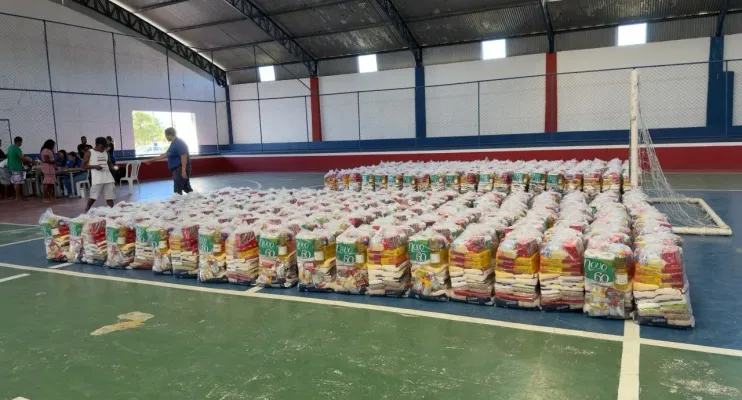 Prefeitura de Nova Viçosa entrega segundo lote de cestas do Auxílio Defeso a pescadores e marisqueiras