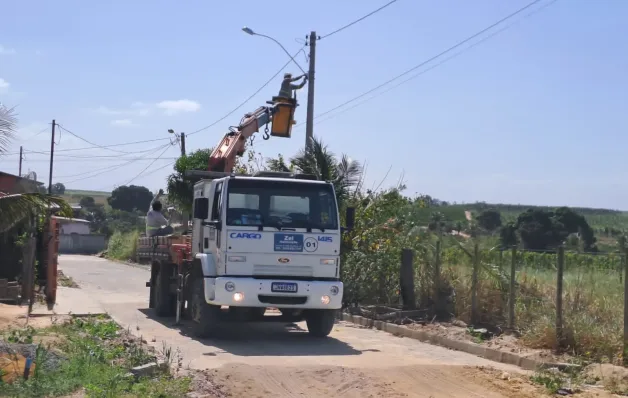 Prefeitura de São Mateus faz reparos na iluminação pública e construção de extensões de rede elétrica