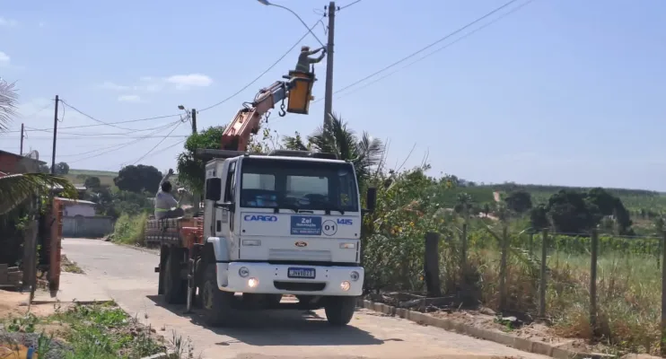 Prefeitura de São Mateus faz reparos na iluminação pública e construção de extensões de rede elétrica